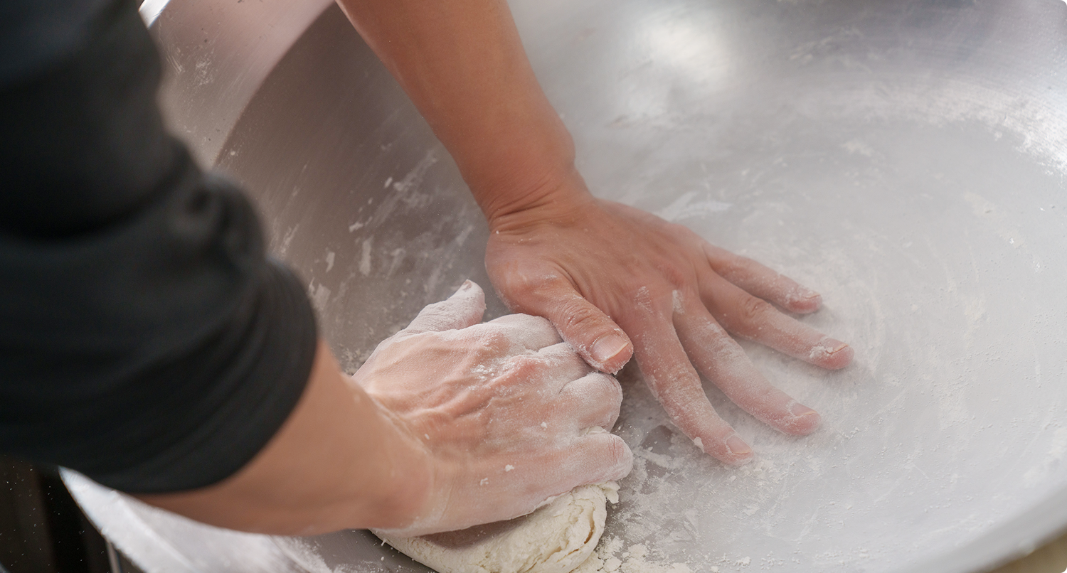 冷麺の麺をこねる手