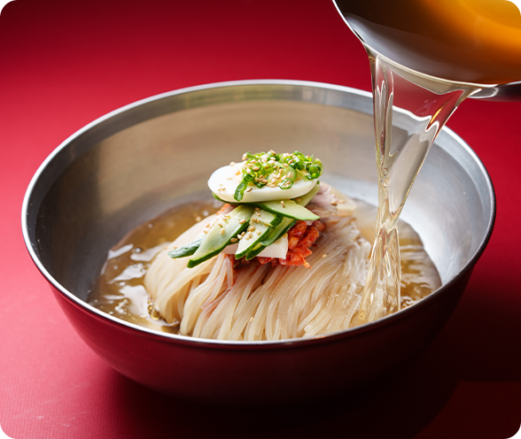 冷麺　スープを注ぐ様子