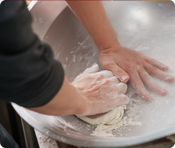 冷麺の麺をこねる手