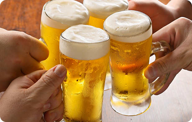 ビールを乾杯する手