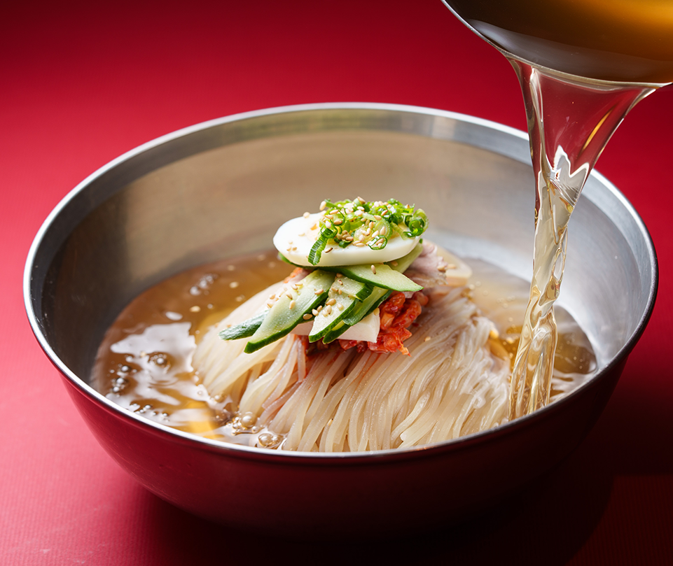 冷麺　スープを注ぐ様子