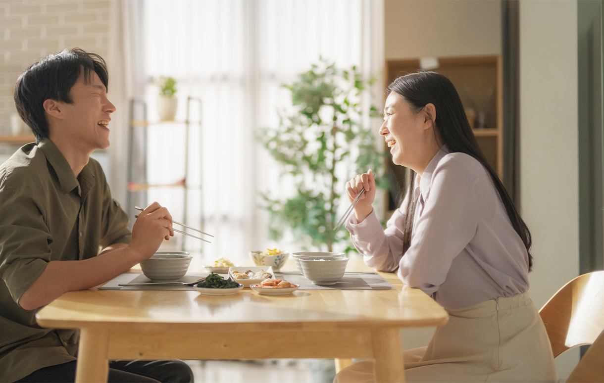 韓国料理を食卓で食べる夫婦
