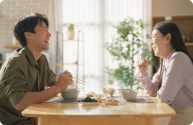 韓国料理を食卓で食べる夫婦
